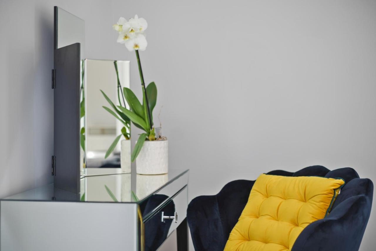 Stunning Apartment With Underground Parking! Londra Esterno foto