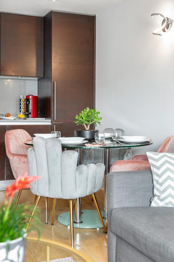 Stunning Apartment With Underground Parking! Londra Esterno foto
