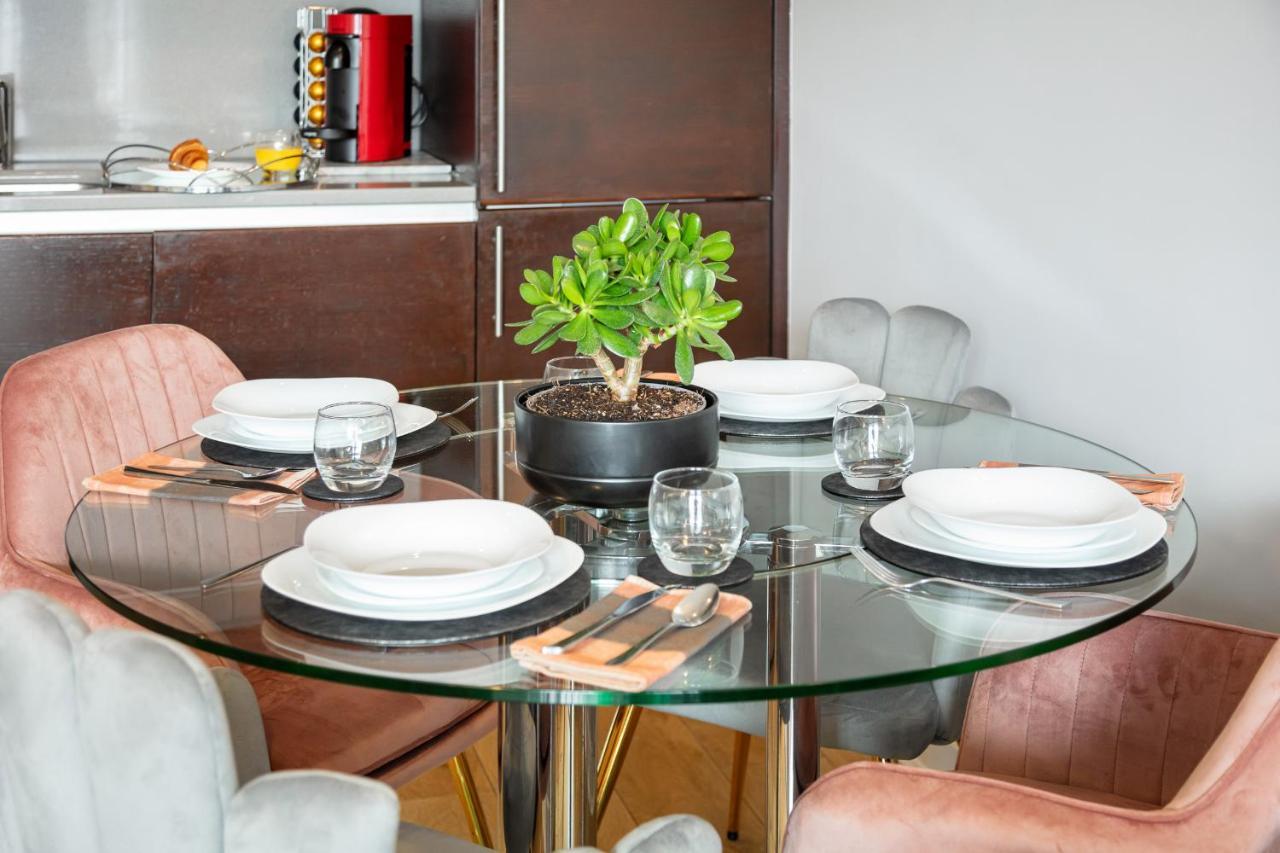 Stunning Apartment With Underground Parking! Londra Esterno foto
