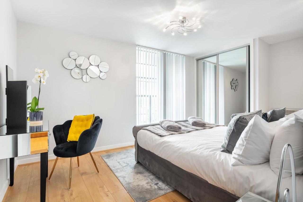 Stunning Apartment With Underground Parking! Londra Esterno foto