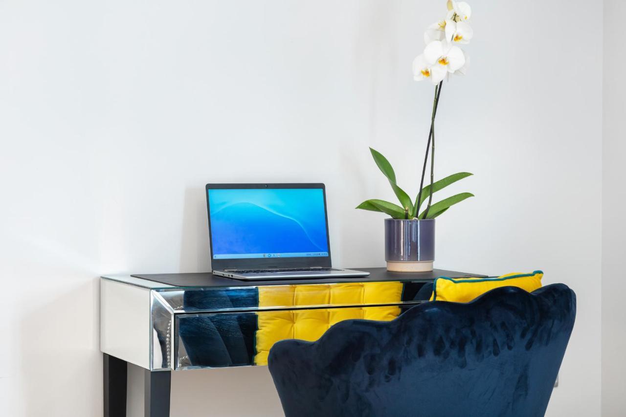 Stunning Apartment With Underground Parking! Londra Esterno foto