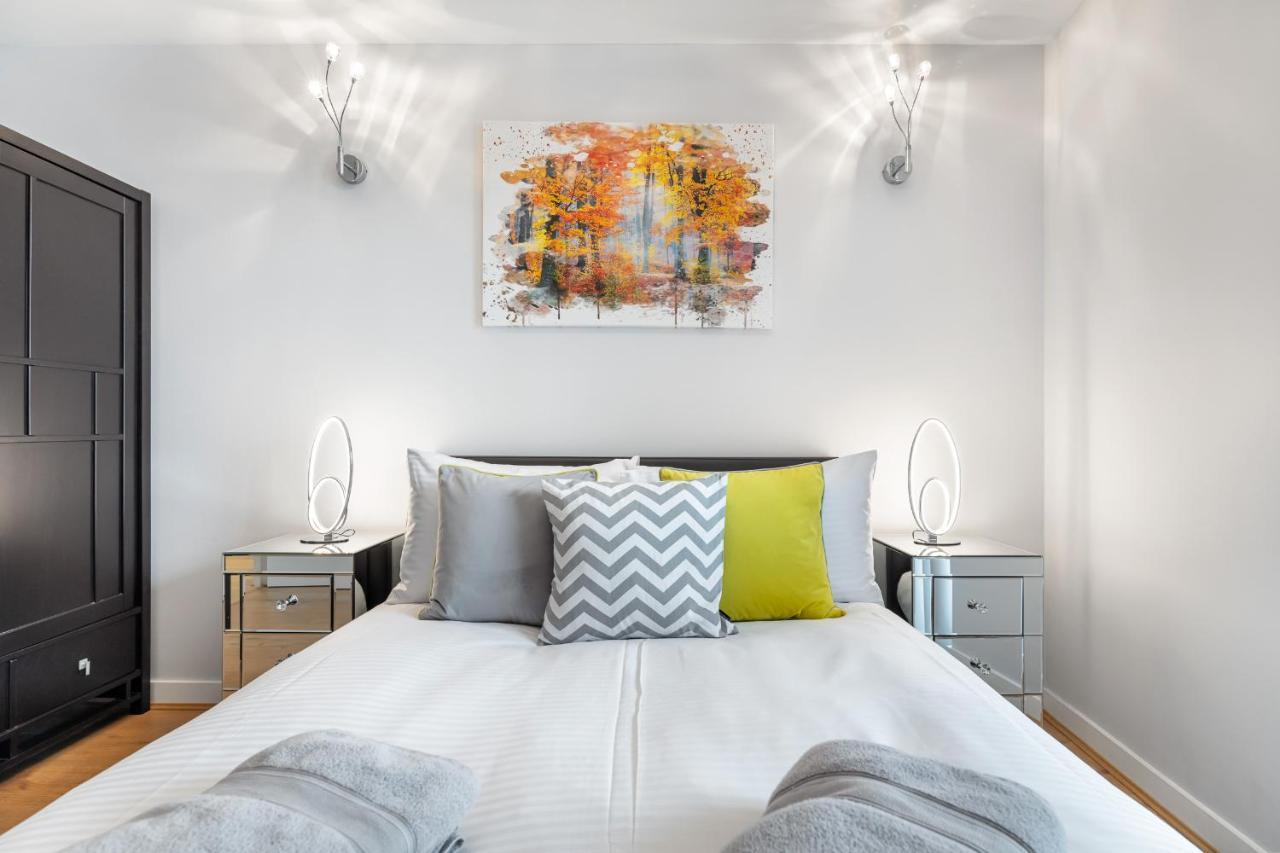 Stunning Apartment With Underground Parking! Londra Esterno foto
