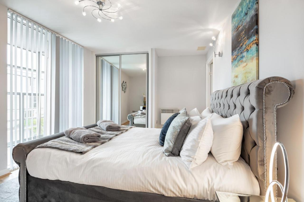 Stunning Apartment With Underground Parking! Londra Esterno foto